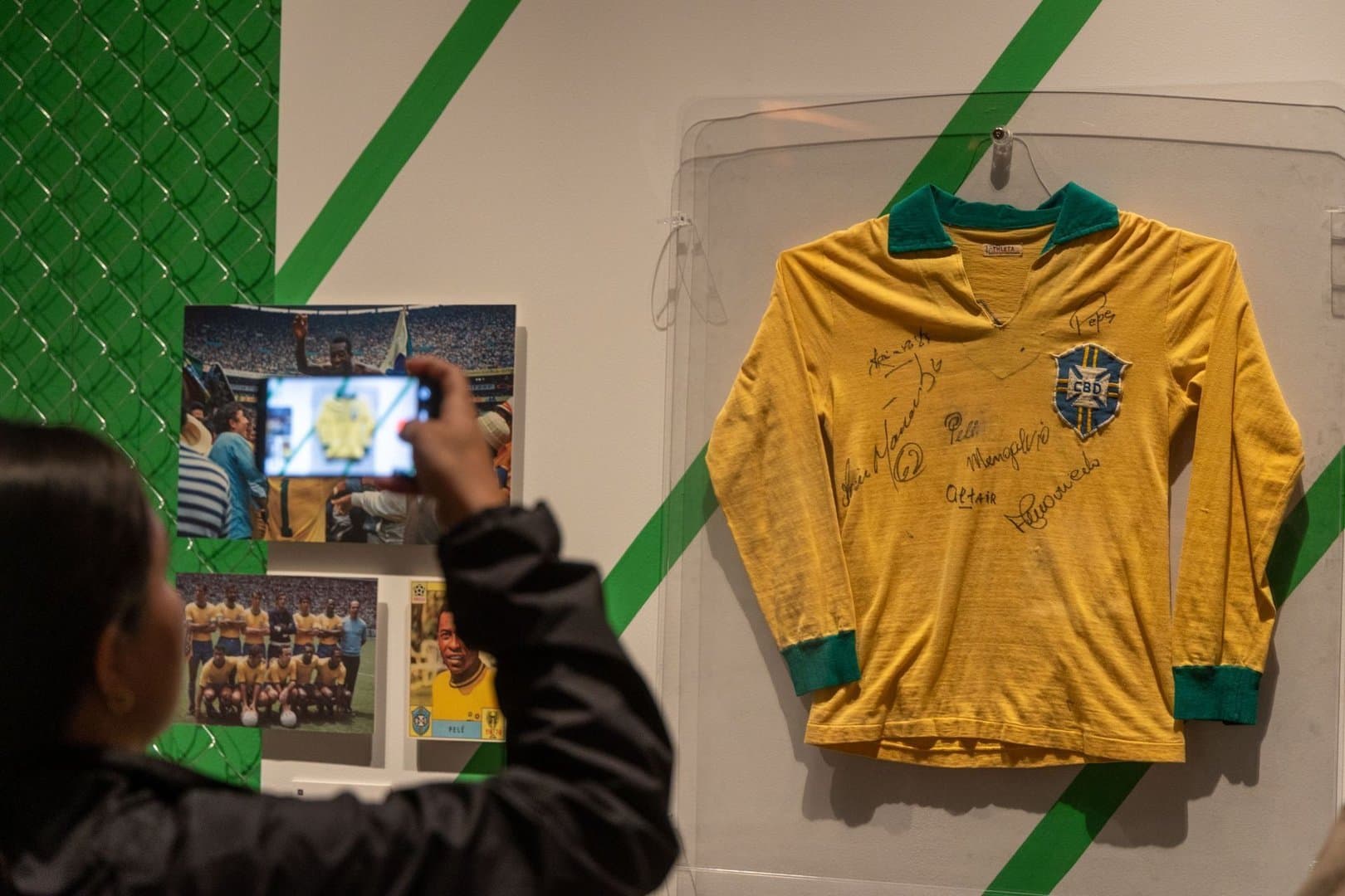 Botines y objetos de leyendas del fútbol llegan al Franz Mayer