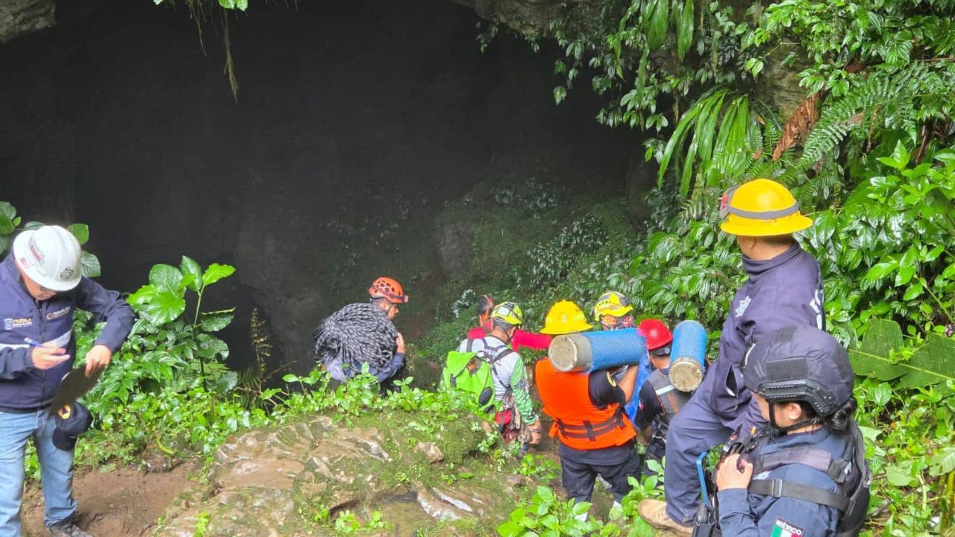 Familia queda atrapada en grutas de Cuetzalan, Puebla.