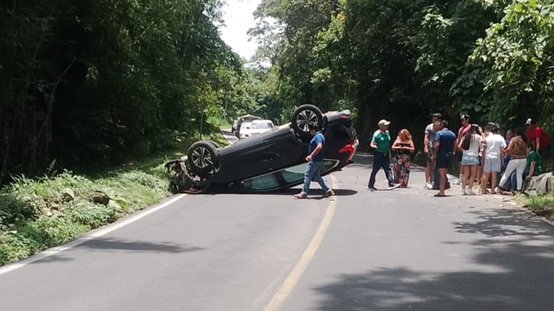 Tres personas resultaron heridas tras la volcadura de una camioneta en Veracruz