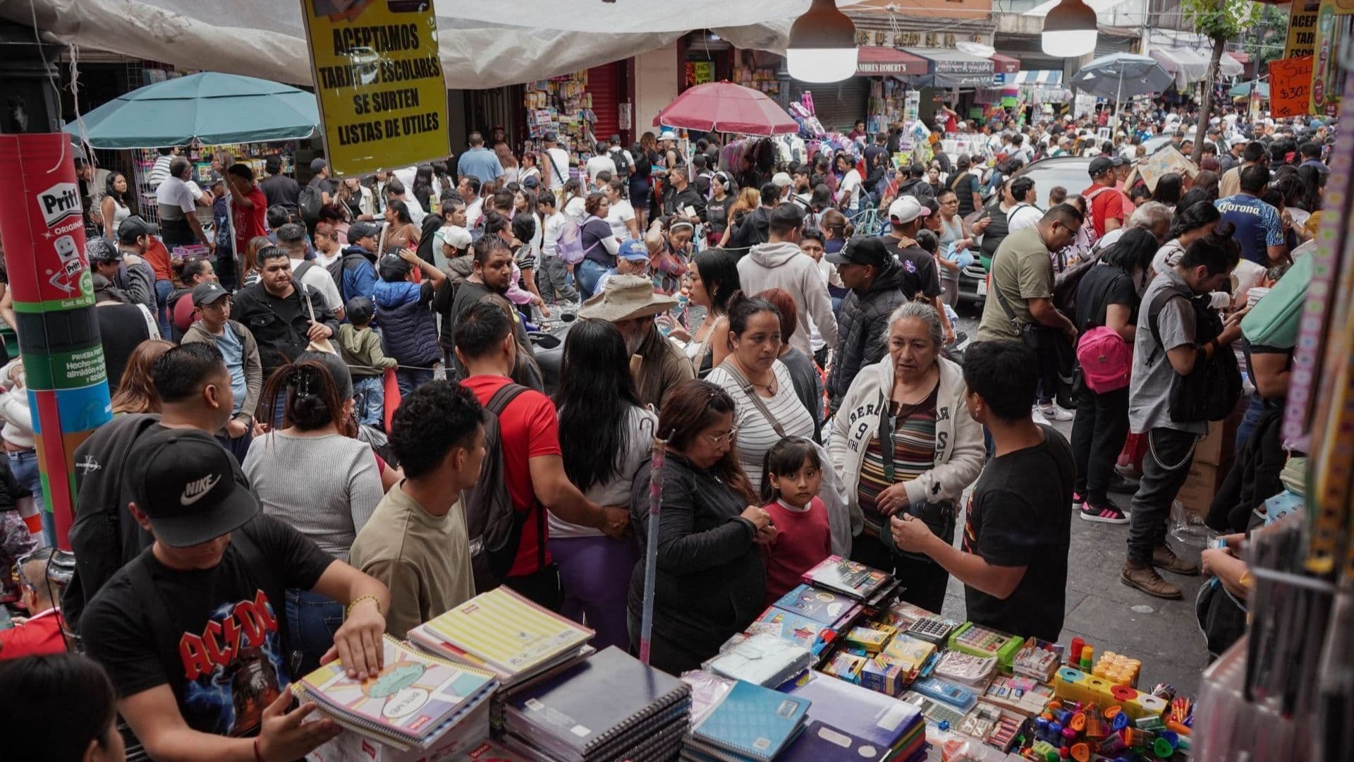 Familias en Mesones Enfrentan Dilema de Surtir Lista con Útiles Escolares Baratos o de Marcas Reconocidas