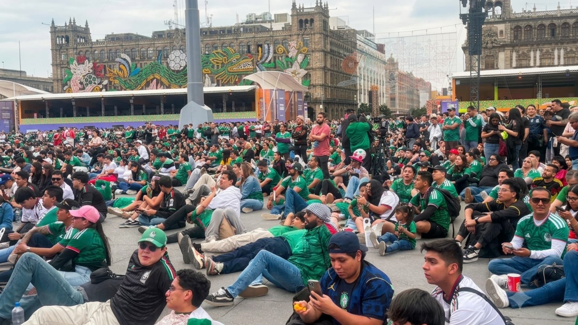 La afición mexicana está lista en el Fan Fest del Zócalo CDMX