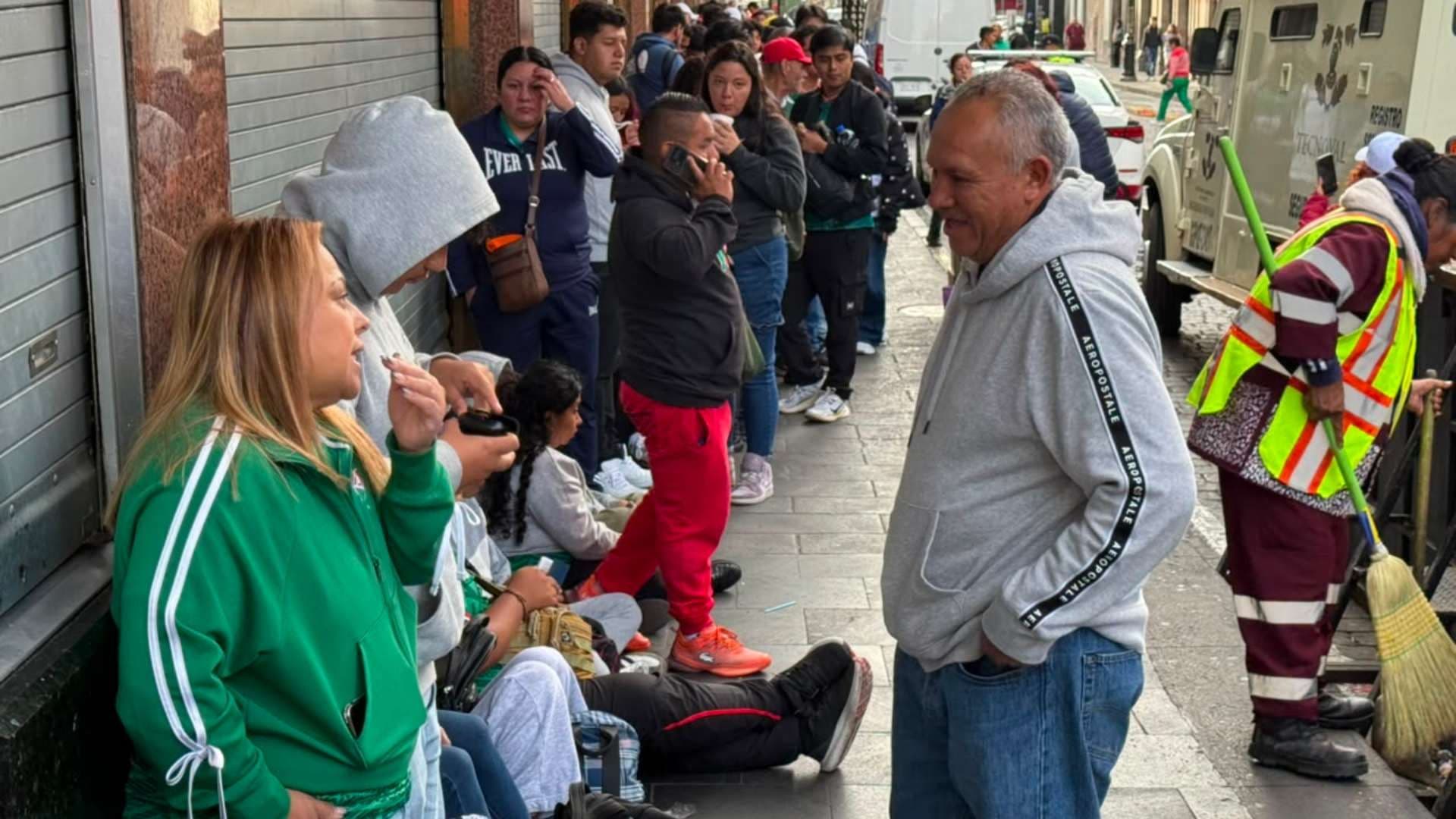 Fila para el Fan Festival en el Zócalo CDMX