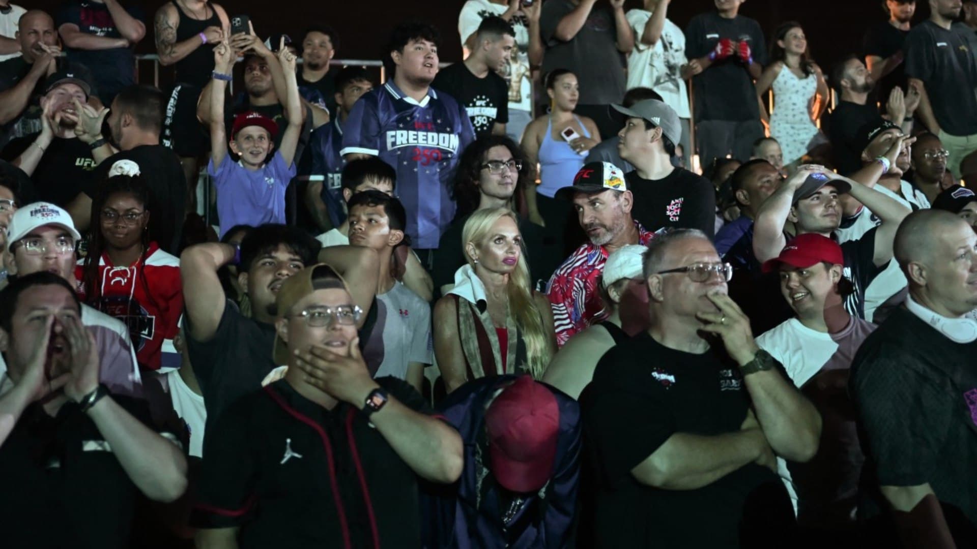 Fans disfrutaron la UFC en los jardines de la Casa Blanca. Foto: AFP