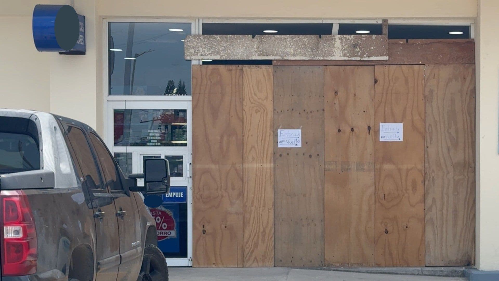 Auto se impacta en farmacia en Veracruz