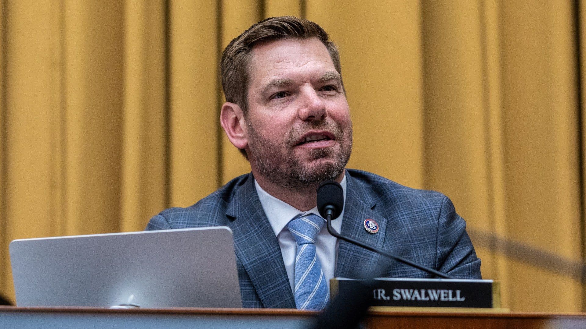 FBI Allana Casa de Excongresista Eric Swalwell: Investigan Conducta Sexual Inapropiada