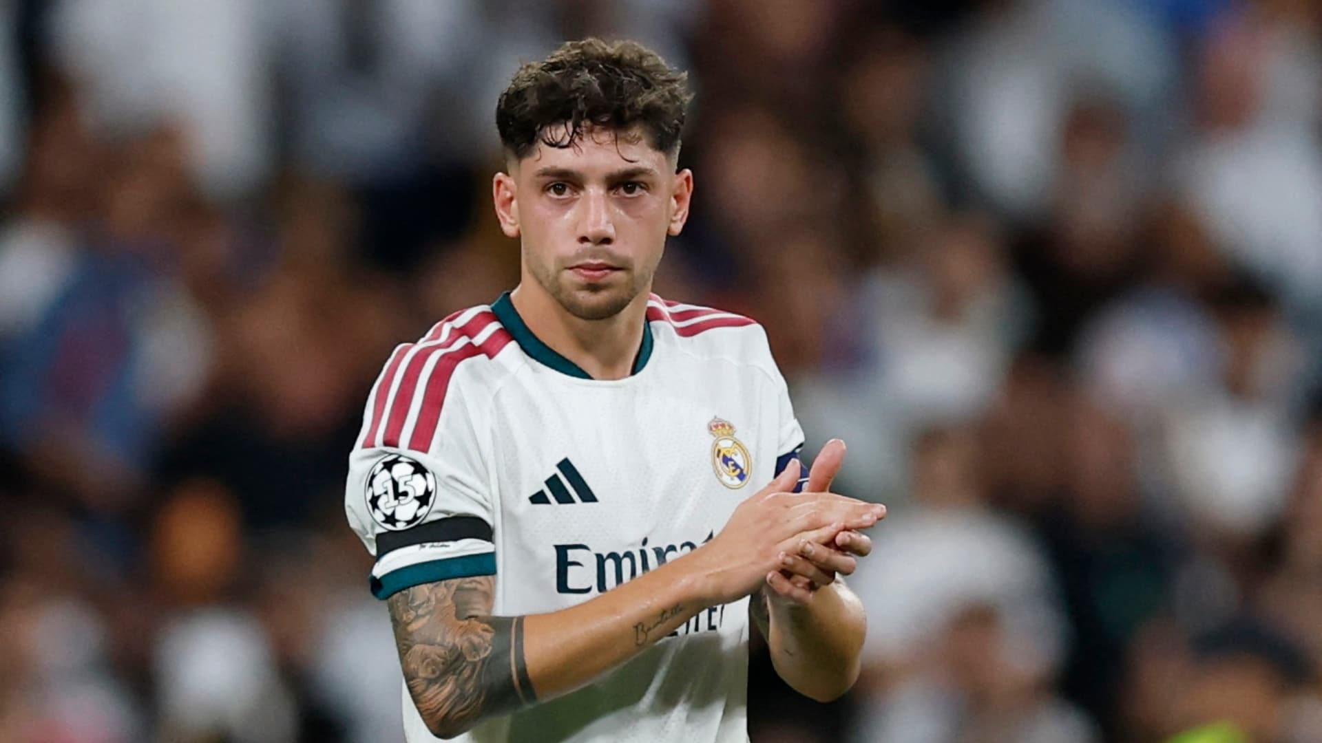 Federico Valverde salió lesionado durante el juego que su equipo, el Real Madrid, perdió 2-1 ante el Atlético de Madrid.