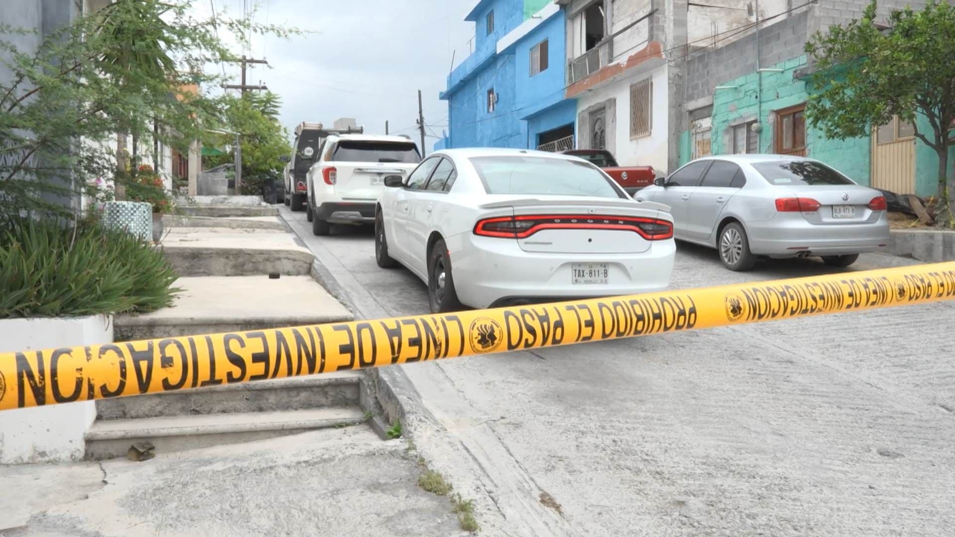 Fiscalía de Nuevo León acordona calle en Colonia Burócratas Municipales