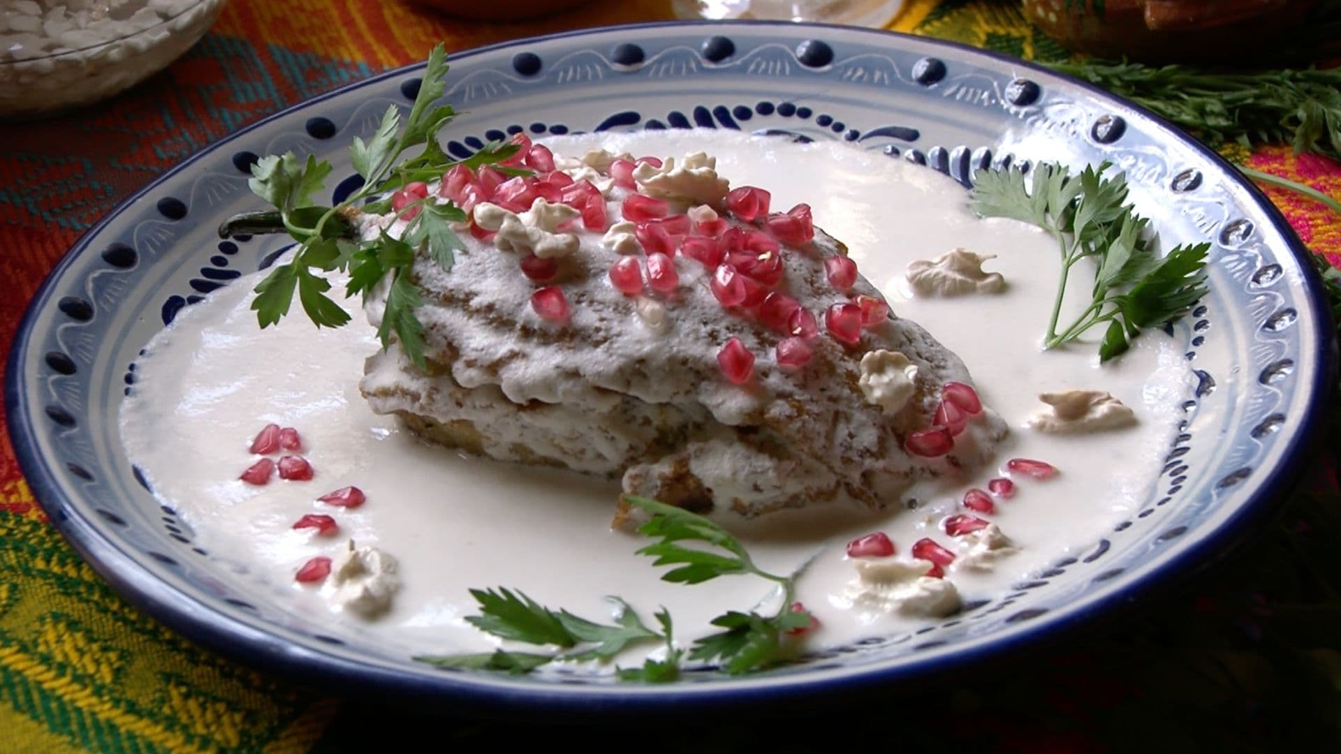 El tradicional chile va capeado y bañado en nogada.