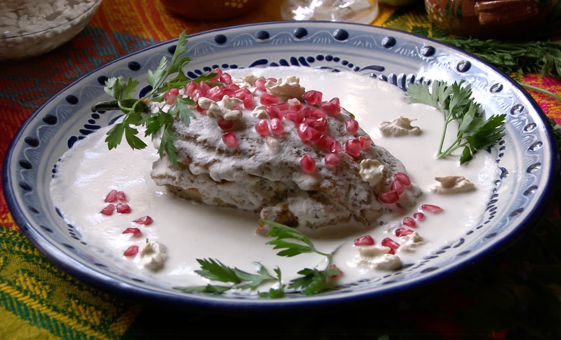 El tradicional chile va capeado y bañado en nogada.