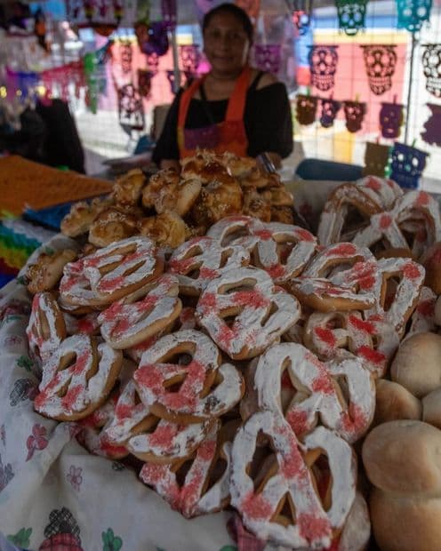 Diversidad de pan de muerto en feria por Día de Muertos en México
