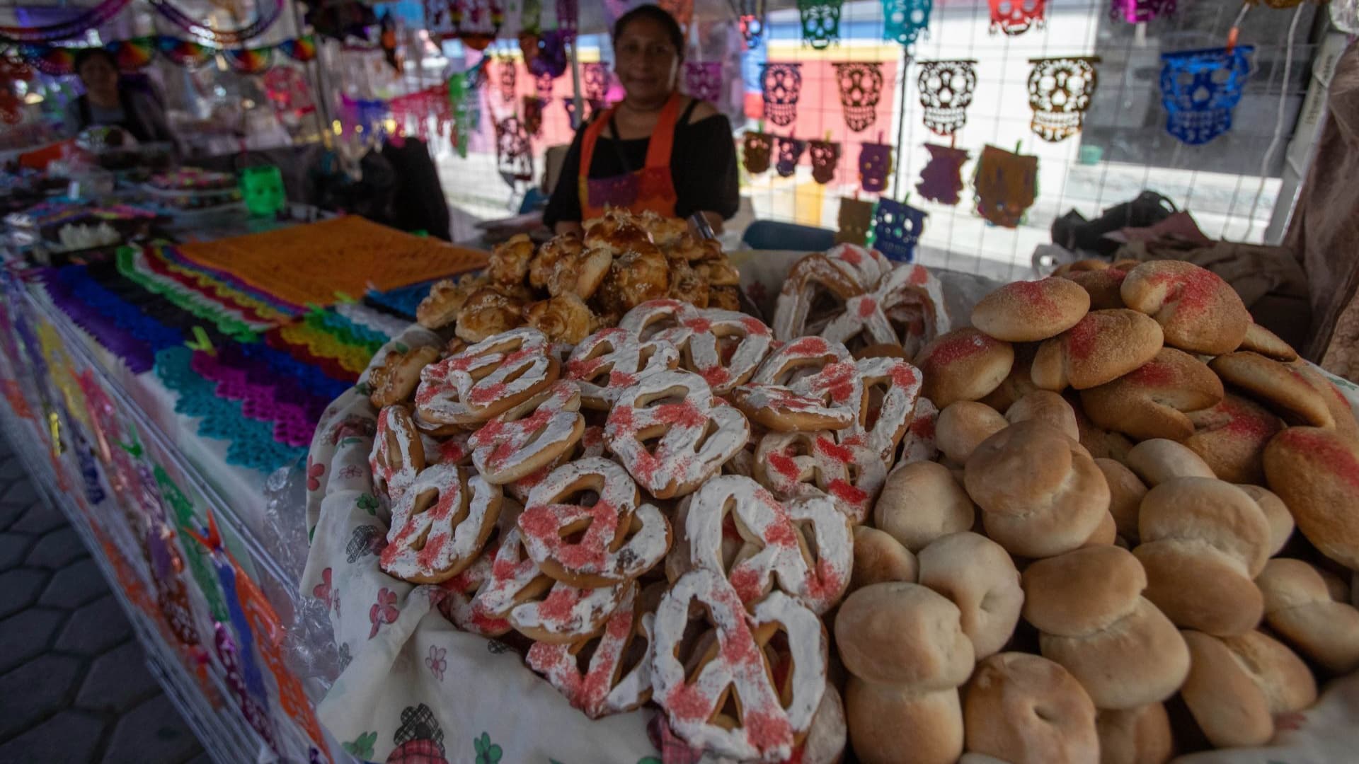 Diversidad de pan de muerto en feria por Día de Muertos en México