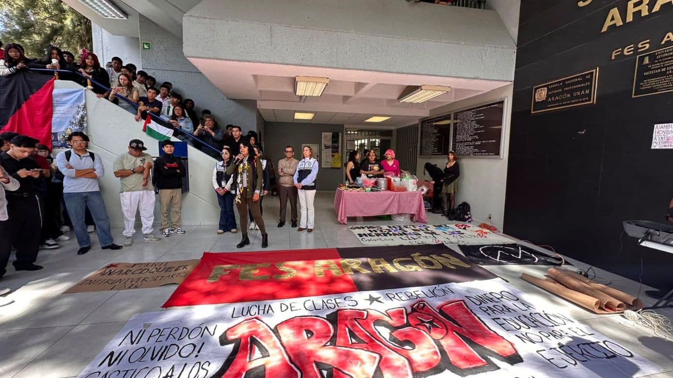 Estudiantes reunidos en el edificio de Gobierno de la FES Aragón en Nezahualcóyotl