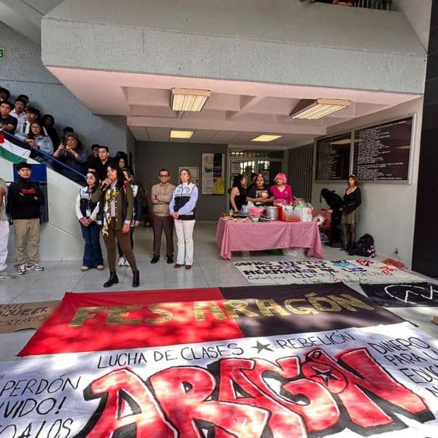 Estudiantes reunidos en el edificio de Gobierno de la FES Aragón en Nezahualcóyotl