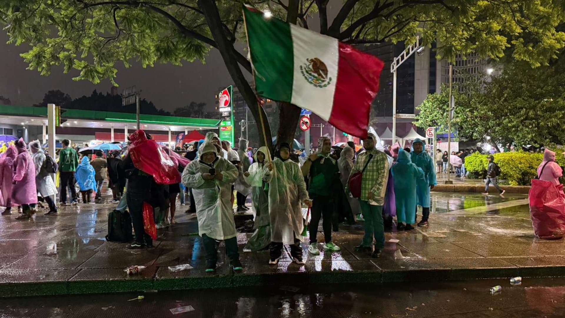 Ni la lluvia detiene a la afición