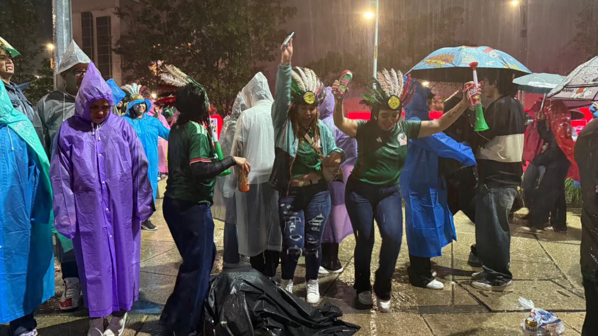 Ni la lluvia detiene a la afición