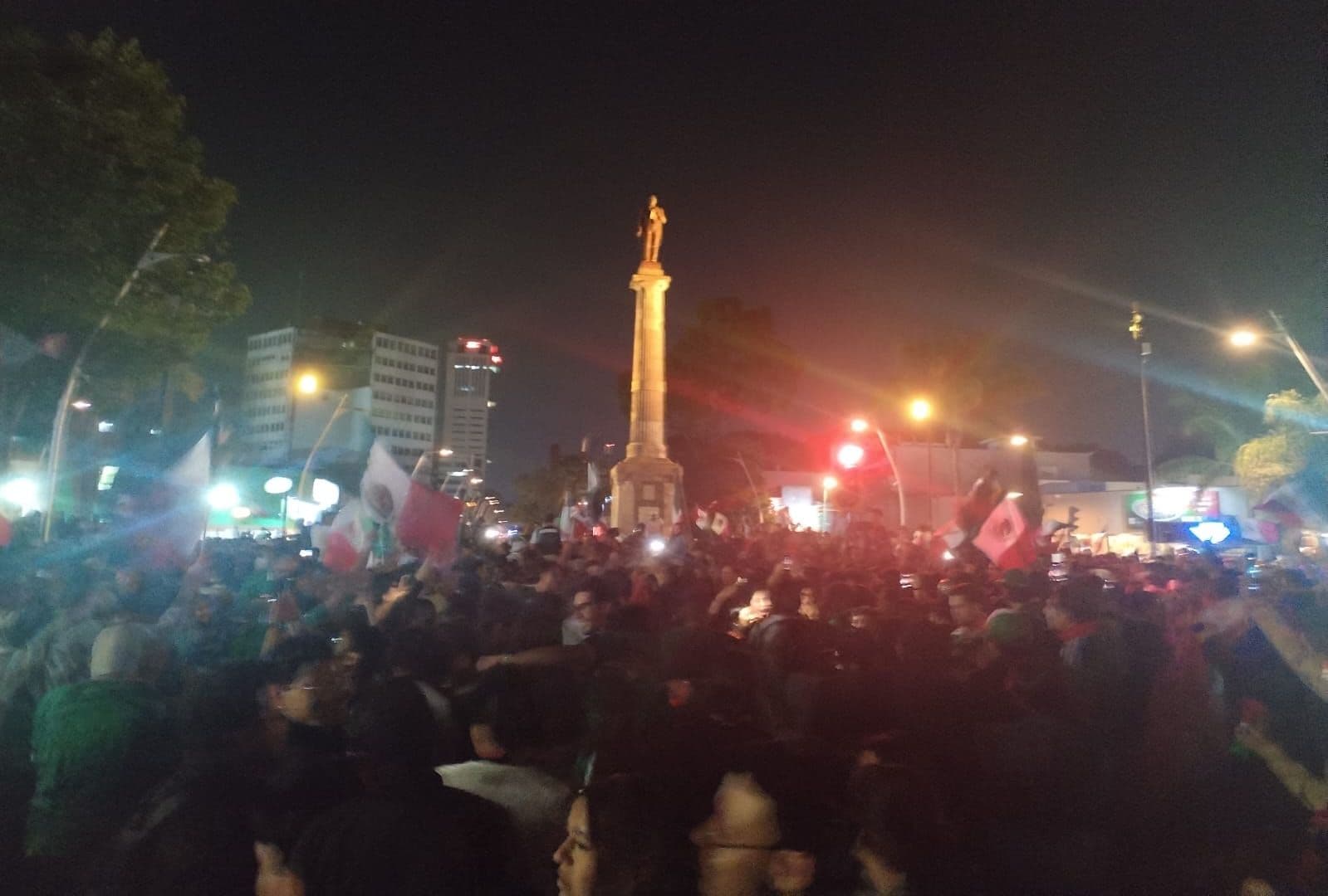 Cientos de poblanos se reúnen en los monumentos de la capital.