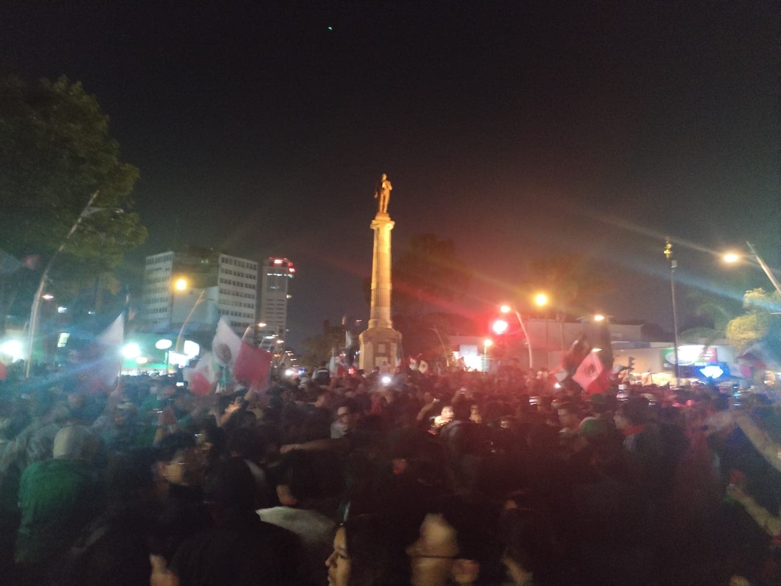 Cientos de poblanos se reúnen en los monumentos de la capital.