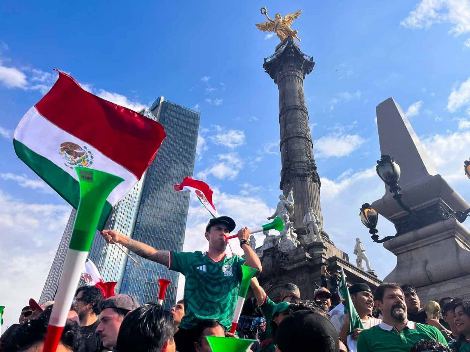 Festejos en el Ángel de la Independencia por triunfo de la Selección Nacional en Mundial 2026