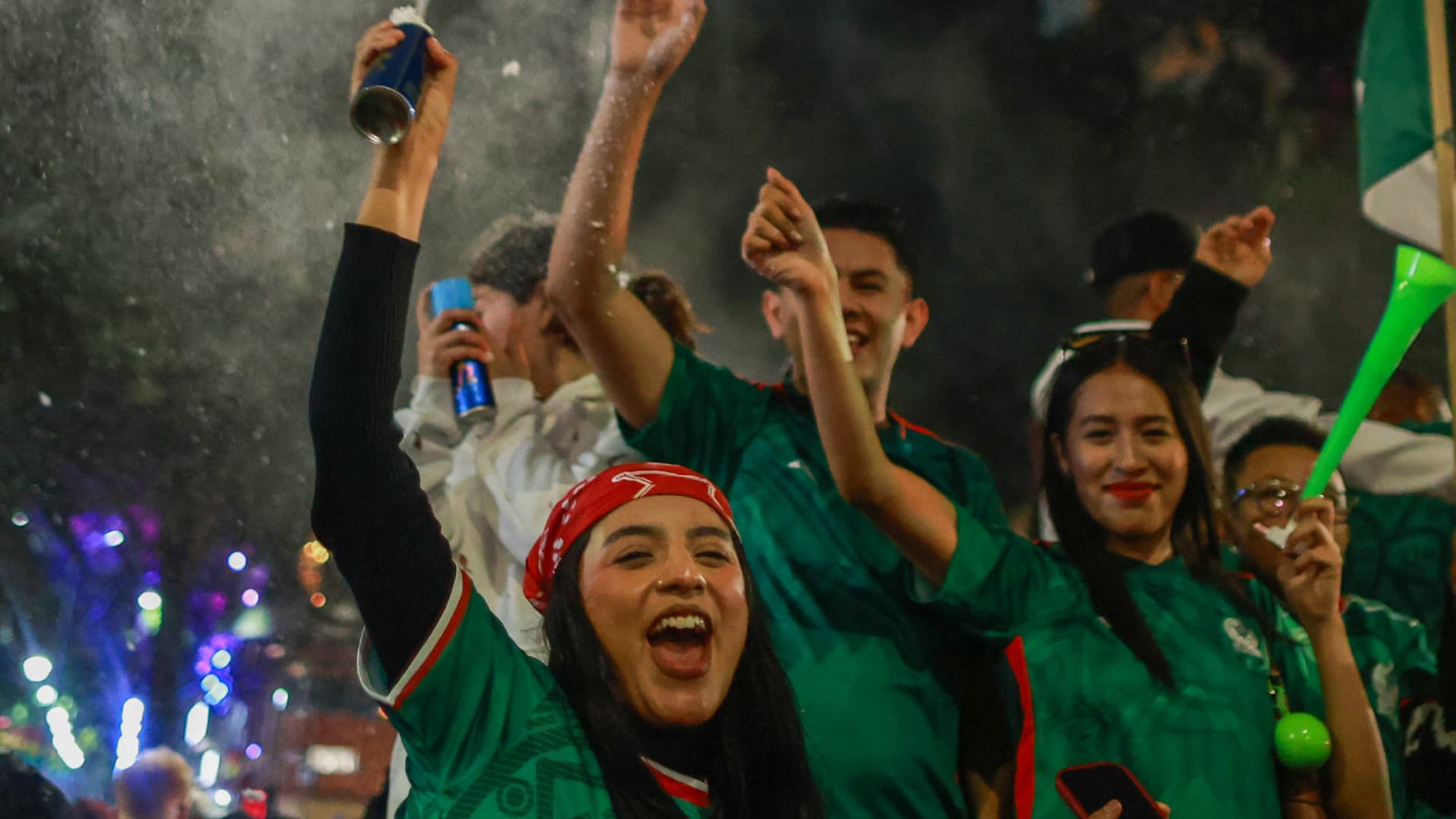 Aficionados de la Selección Mexicana celebran en el Ángel de la Independencia