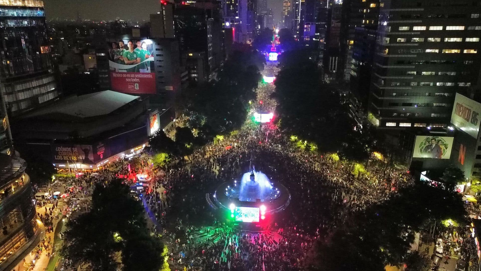 Festejos por el triunfo de México vs Ecuador en Paseo de la Reforma, CDMX