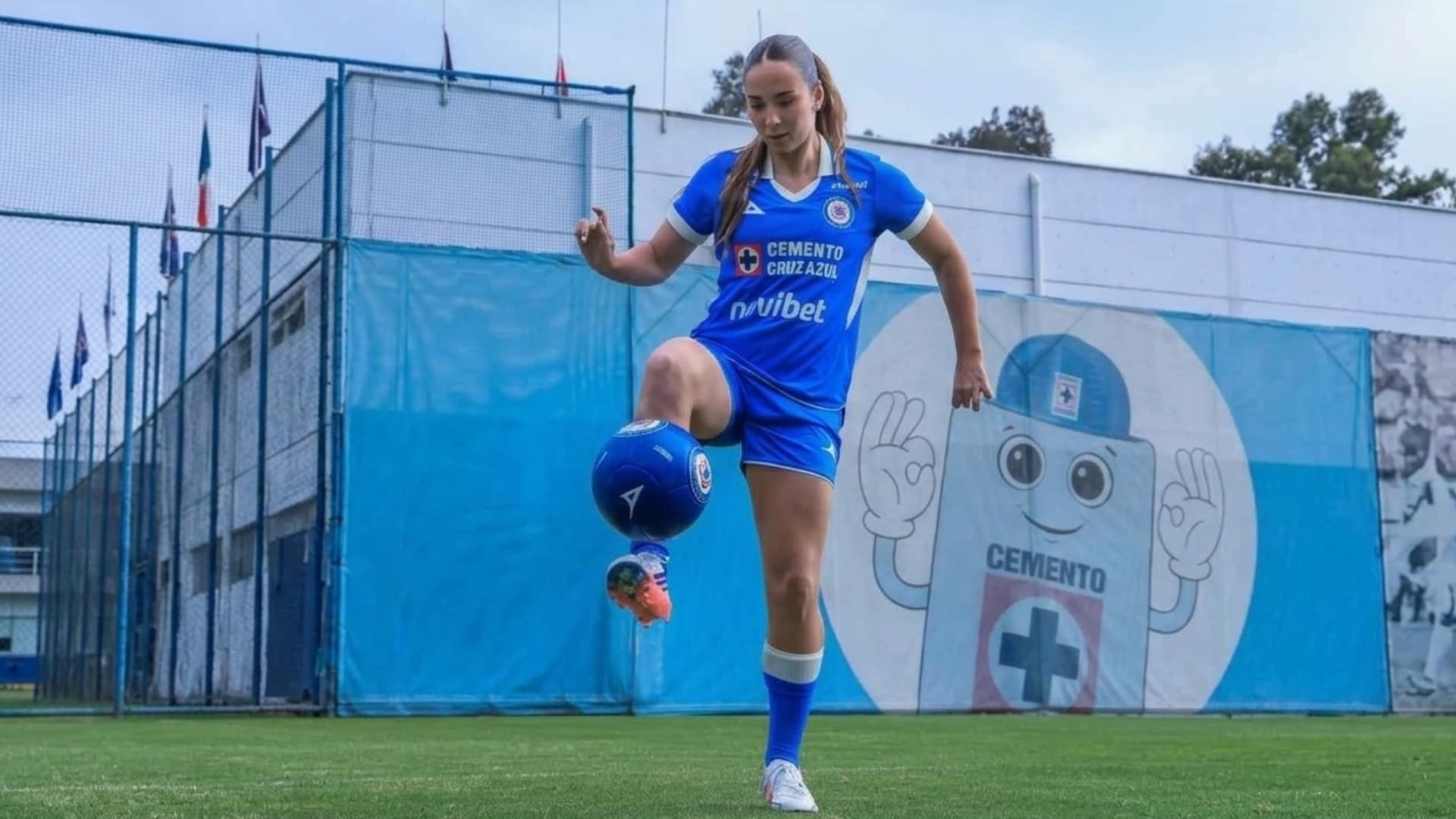 Alicia de la Cuerda se puso el uniforme celeste luego de pasar los exámenes médicos y firmar contrato.