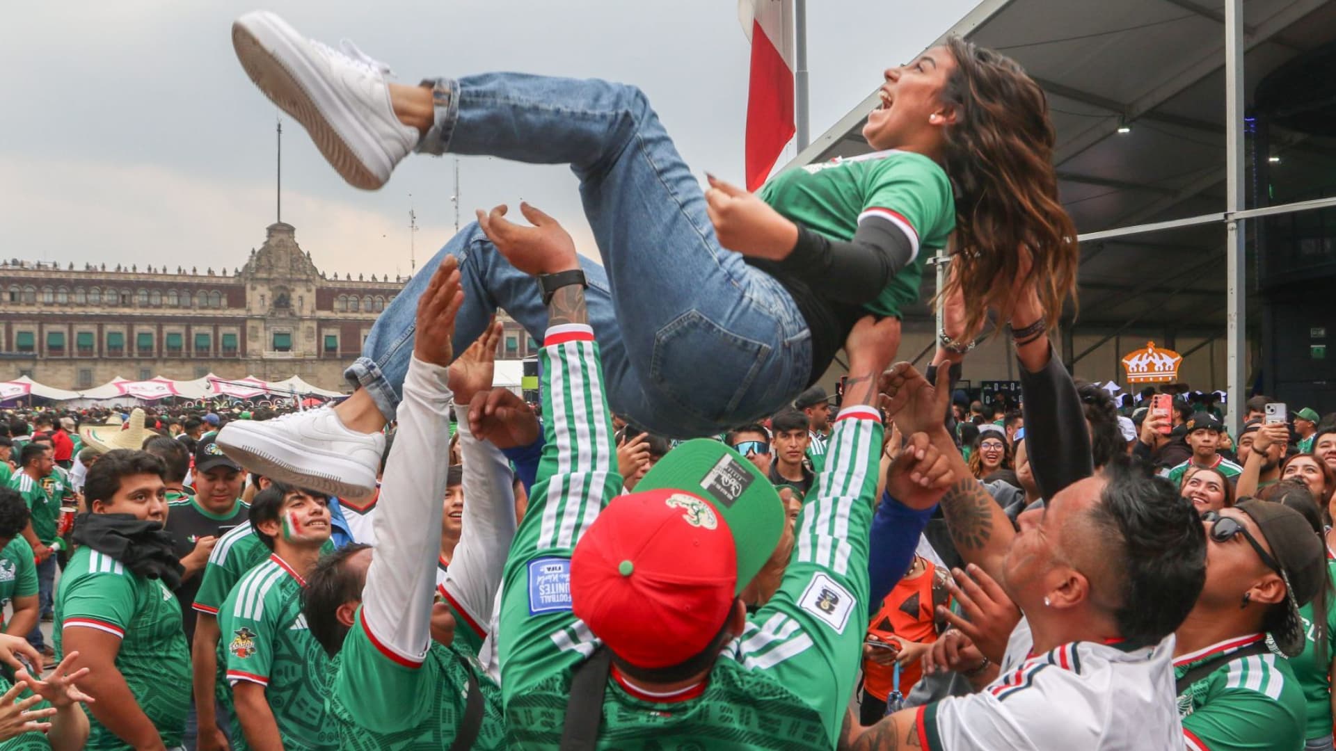 Aficionados 'vuelan' a otra asistente al Fan Fest del Zócalo.