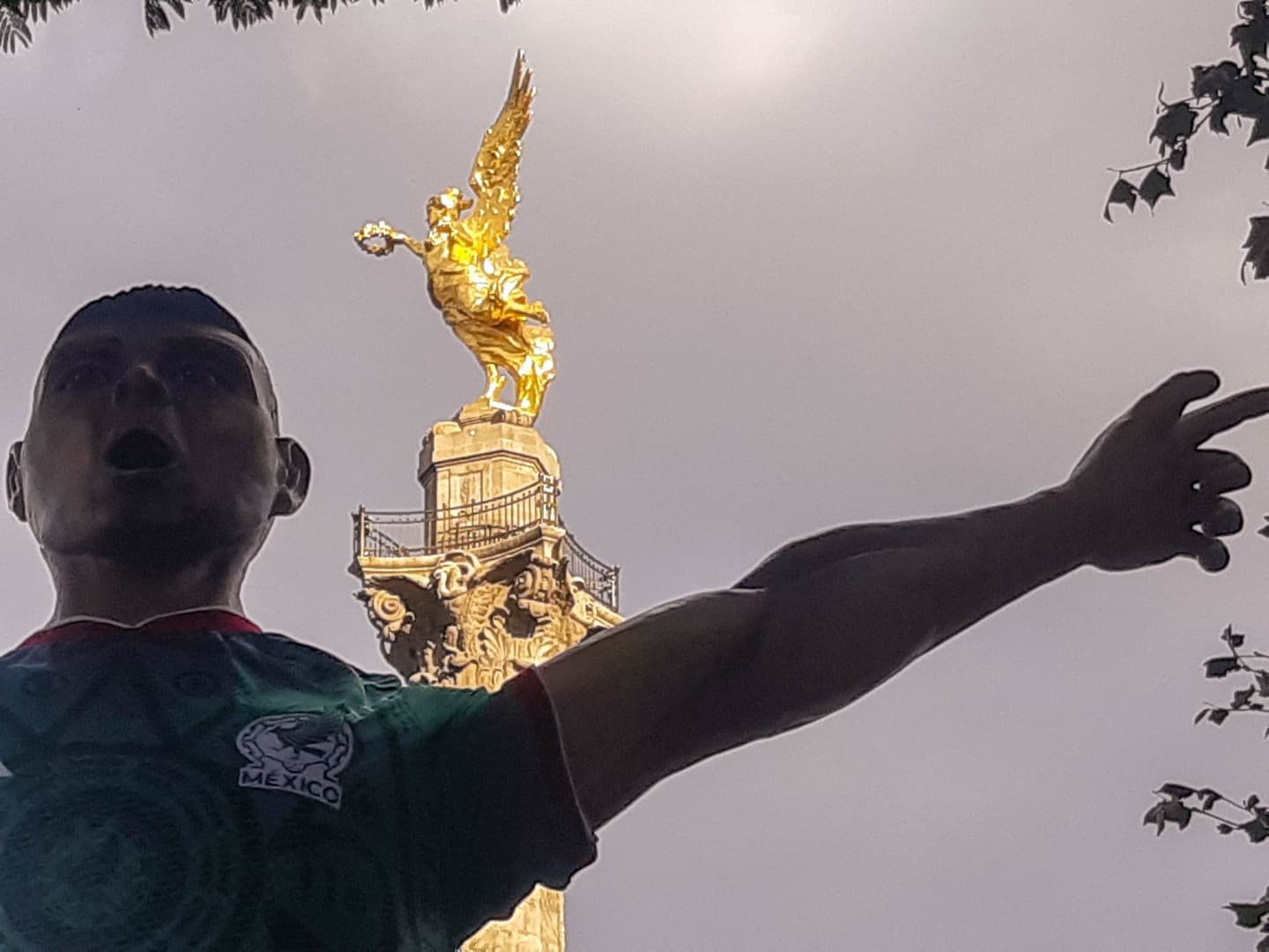 Esculturas monumentales sorprenden a visitantes en Chapultepec