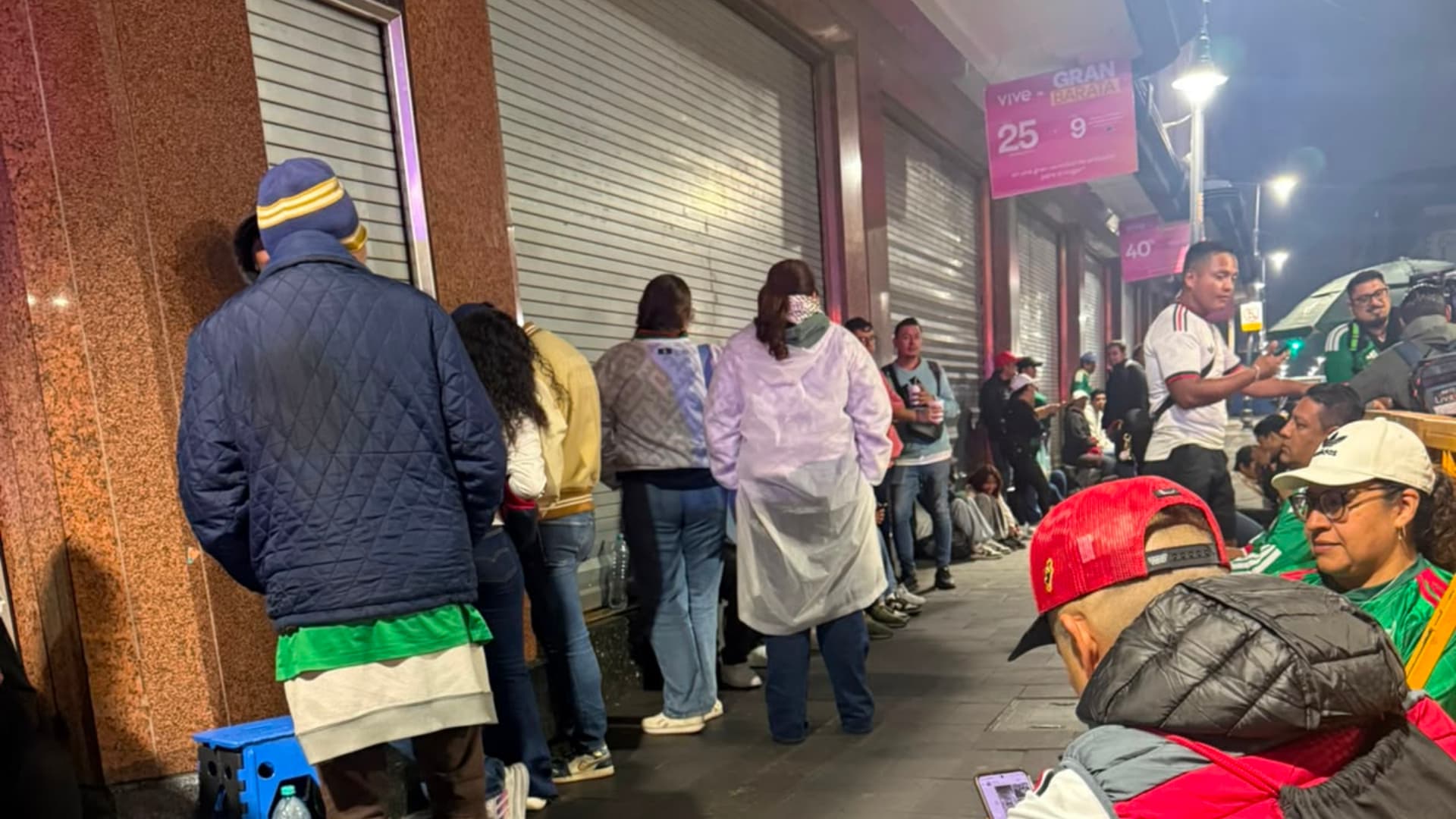 Decenas de Aficionados Hacen Fila en Fan Fest del Zócalo de CDMX desde la Madrugada