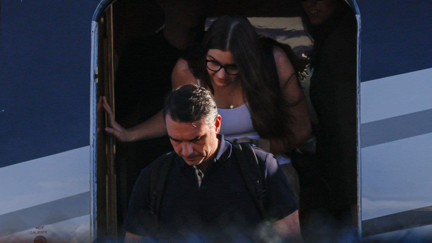 Flavio Bolsonaro desciende de un avión tras su llegada al Aeropuerto Ejecutivo de Opa-locka, cerca de Miami. Foto: Reuters
