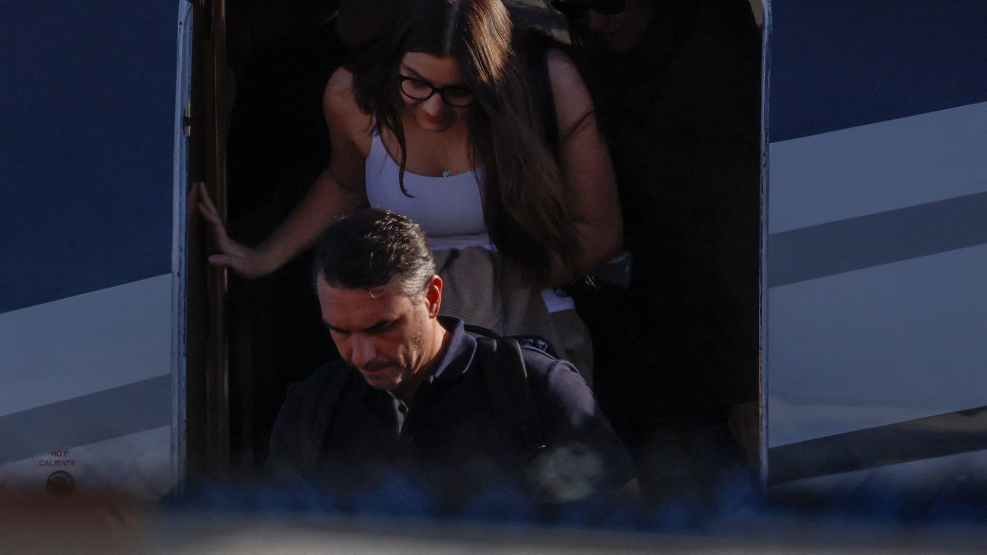 Flávio Bolsonaro llega a Miami y dice haber sido víctima de fraude electoral