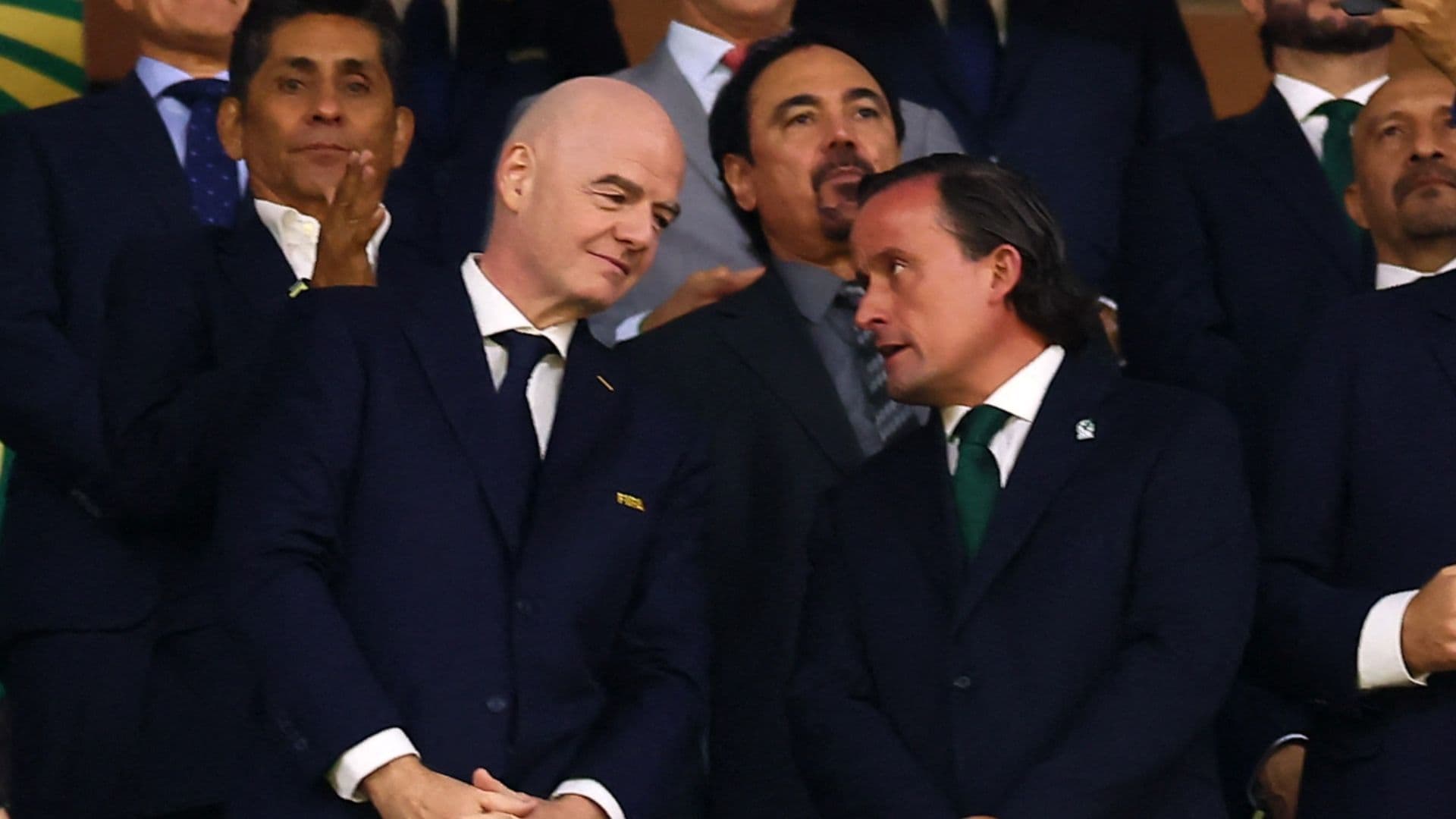 Gianni Infantino, presidente de la FIFA, conversa con Mikel Arreola, dirigente de la FMF