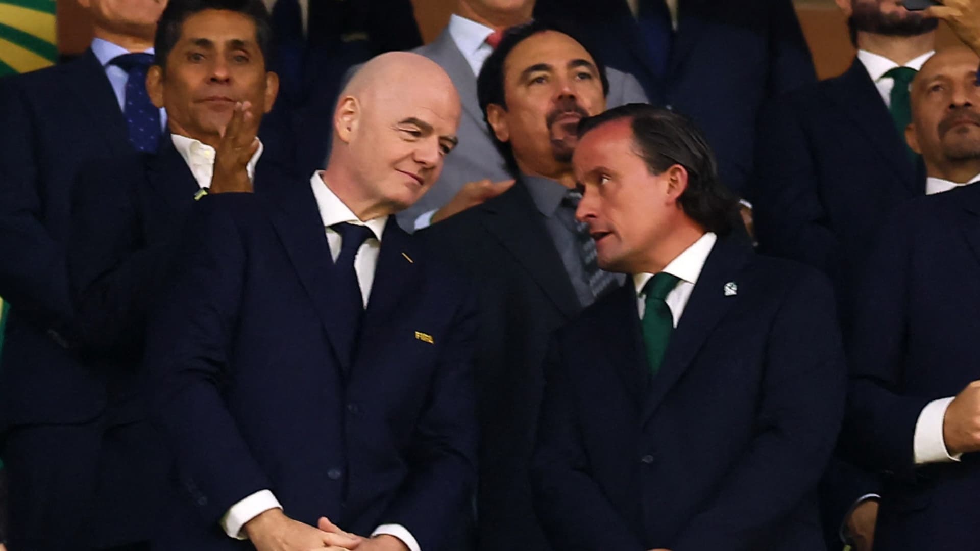 Gianni Infantino, presidente de la FIFA, conversa con Mikel Arreola, dirigente de la FMF