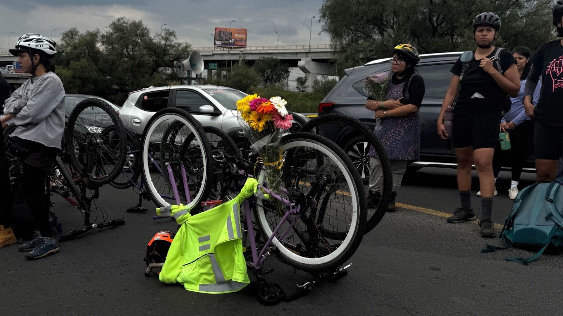 La rodada llegó al punto donde un tractocamión arrolló a Laura. Foto: N+