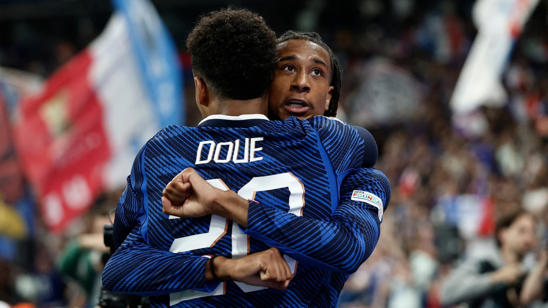 Desiré Doue y Michael Olise, de la selección de Francia, en un partido ante Bélgica
