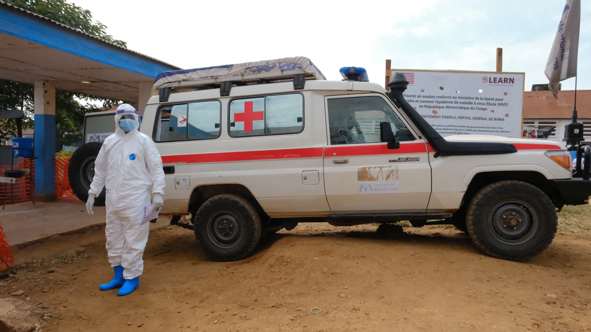 Un médico usa un traje especial para evitar contagiarse del virus del ébola en Bunia, Congo