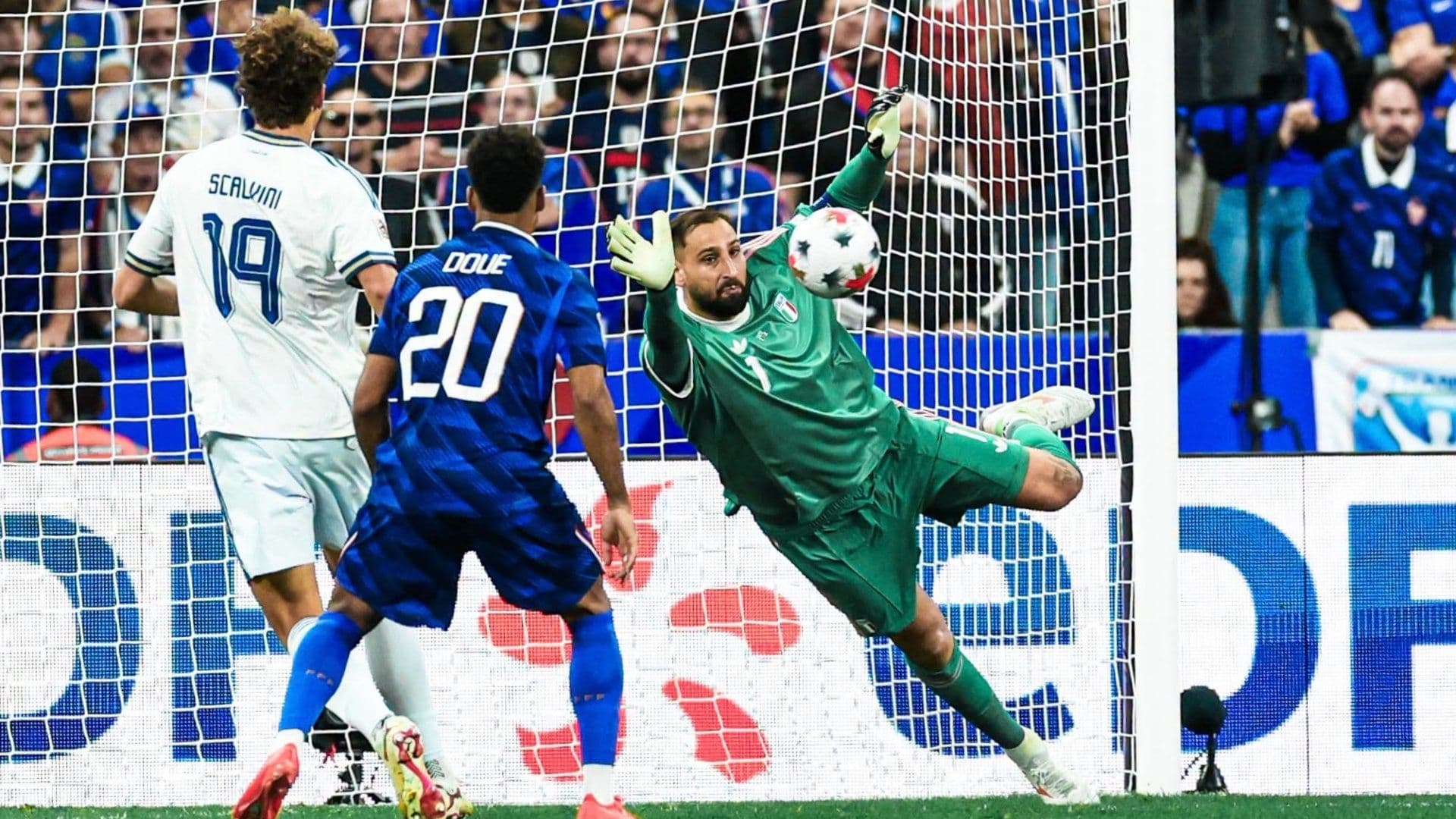 El portero Gianluigi Donnarumma se lanza para desviar un remate de los atacantes franceses.