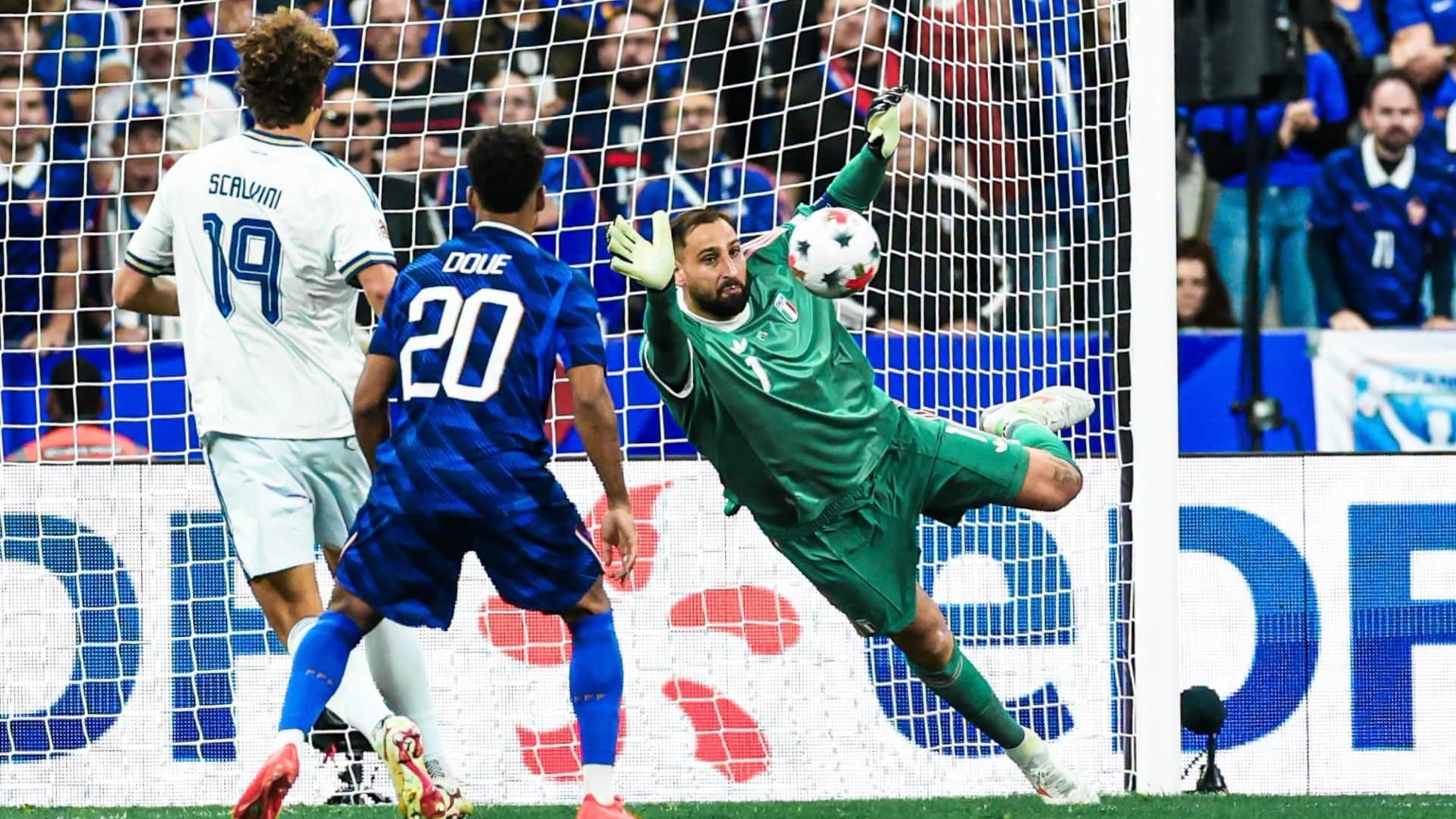 El portero Gianluigi Donnarumma se lanza para desviar un remate de los atacantes franceses.