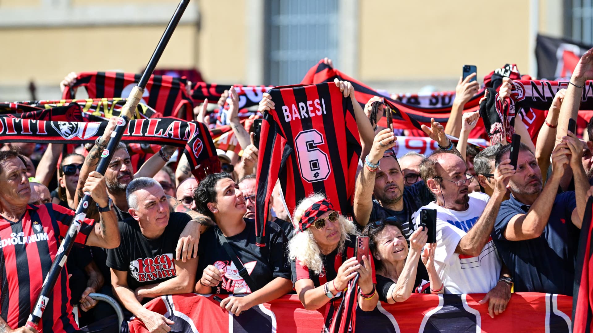 Miles de aficionados se dieron cita para despedir a Franco Baresi