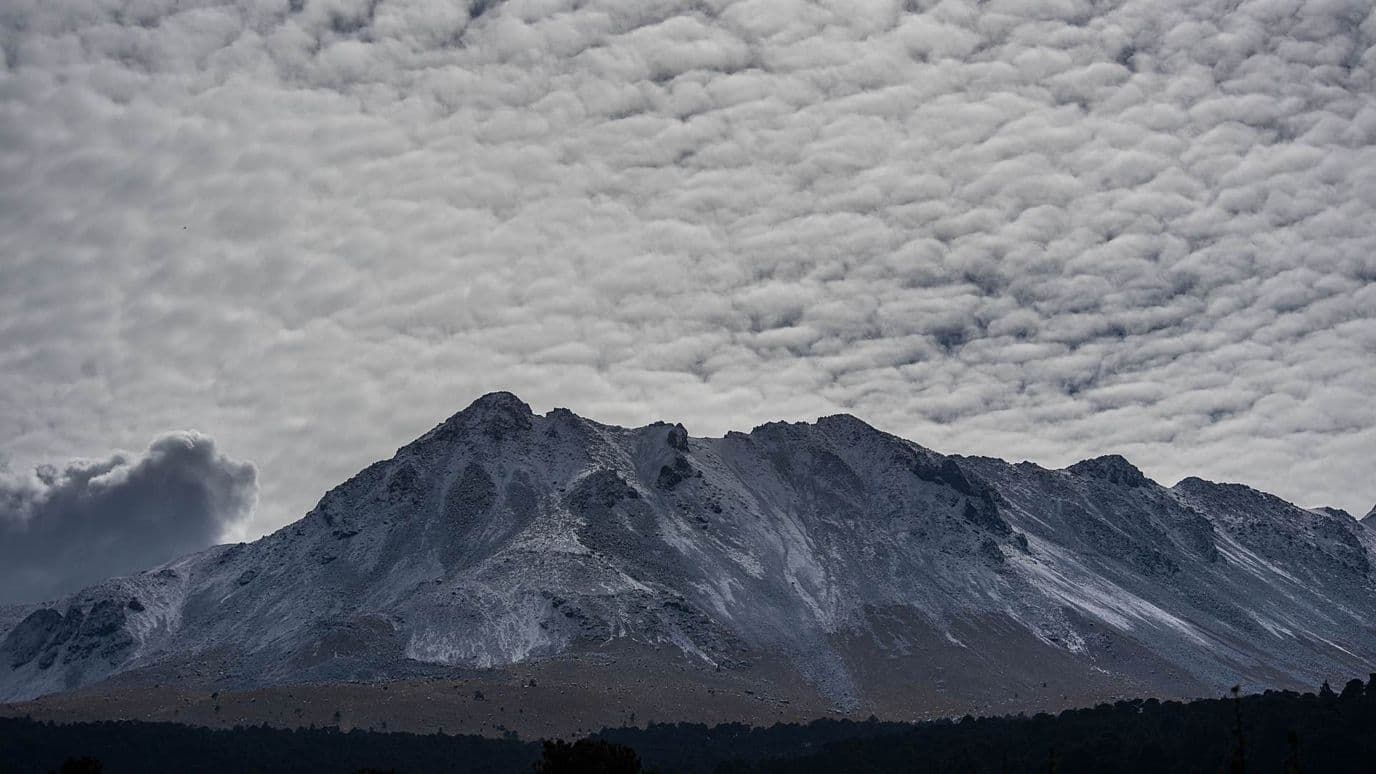 Capa de nieve en el Volcán Xinántecatl en enero de 2026. Foto: Cuartoscuro | Archivo