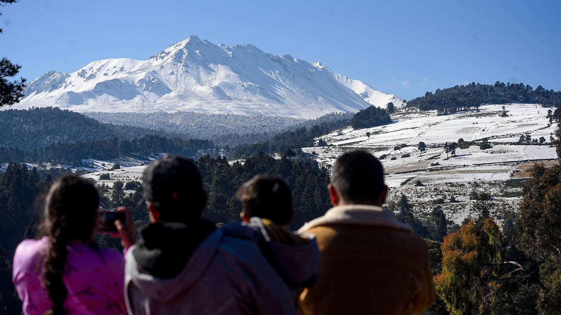 Nieve cubre el Volcán Xinantécatl en marzo 2026. Foto: Cuartoscuro | Archivo