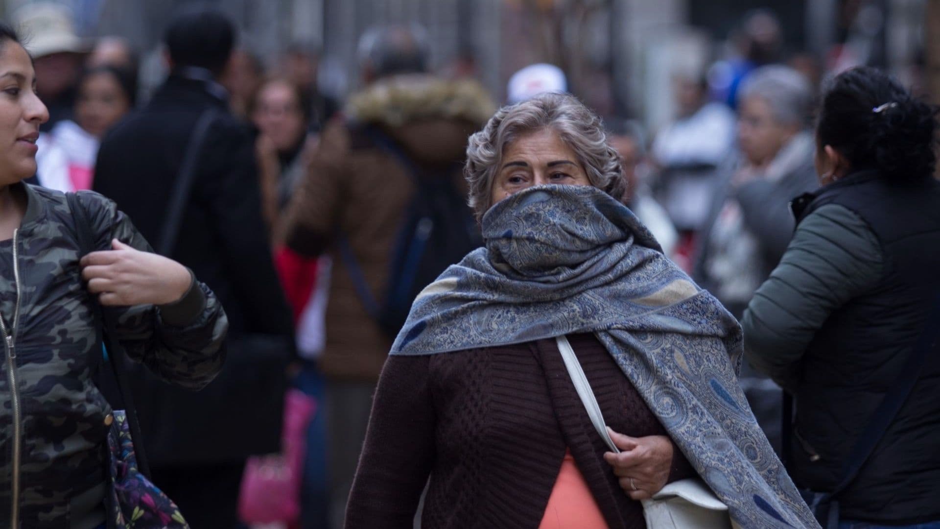 Mujer durante un frente frío en CDMX