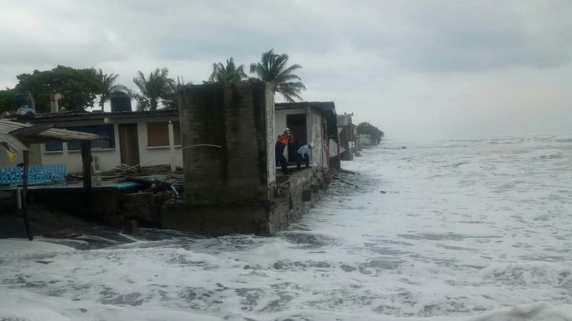 Efectos de fenómenos climáticos en Playa Azul, municipio de Lázaro Cárdenas, Michoacán