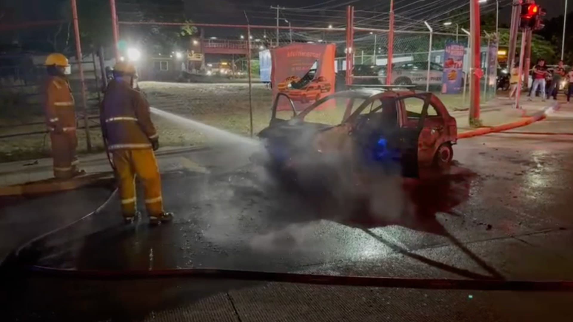 Taxi en llamas provoca movilización de cuerpos de emergencias en Coatzacoalcos al sur de Veracruz