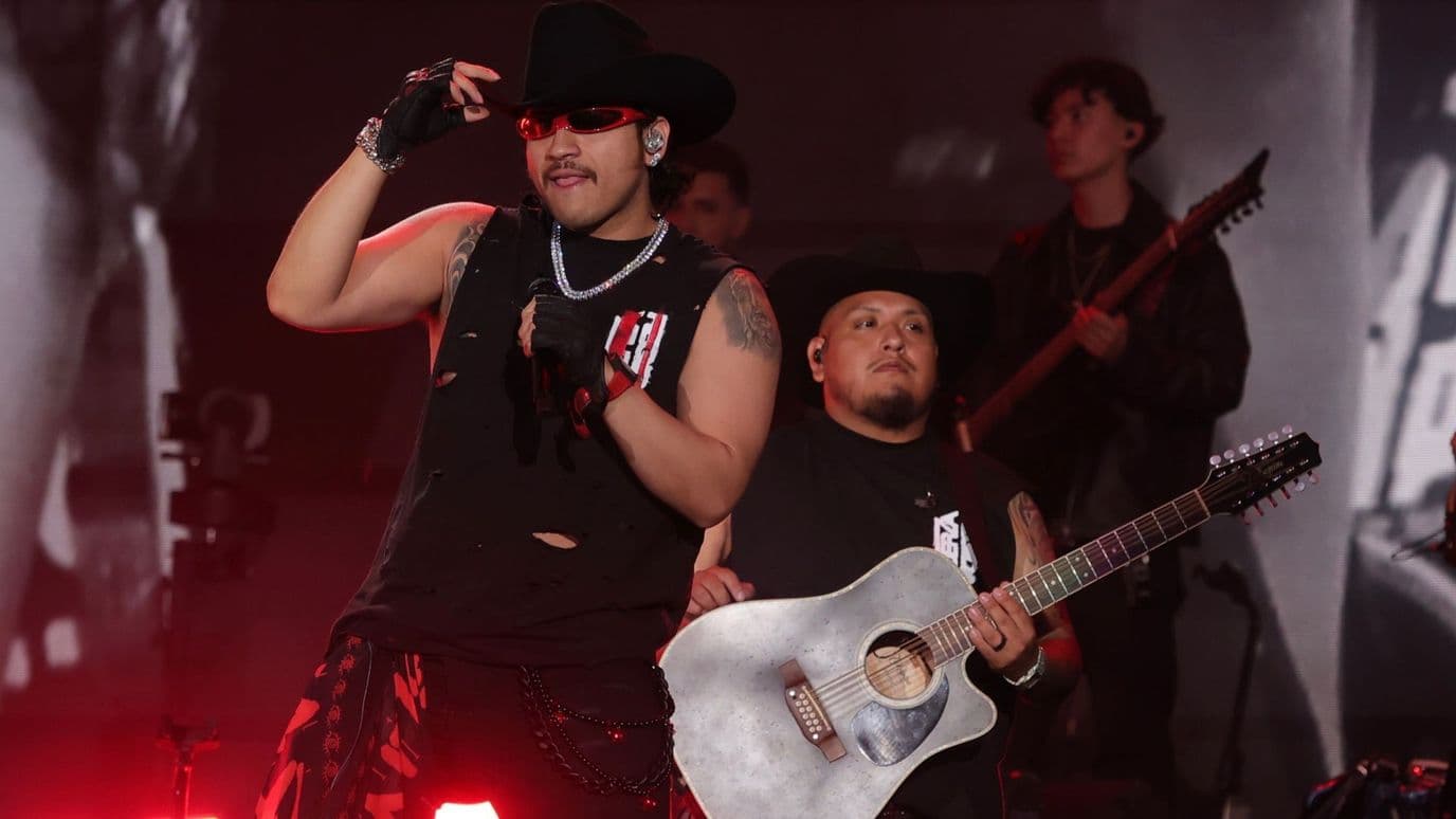 Fuerza Regida durante su concierto en el Estadio GNP en CDMX