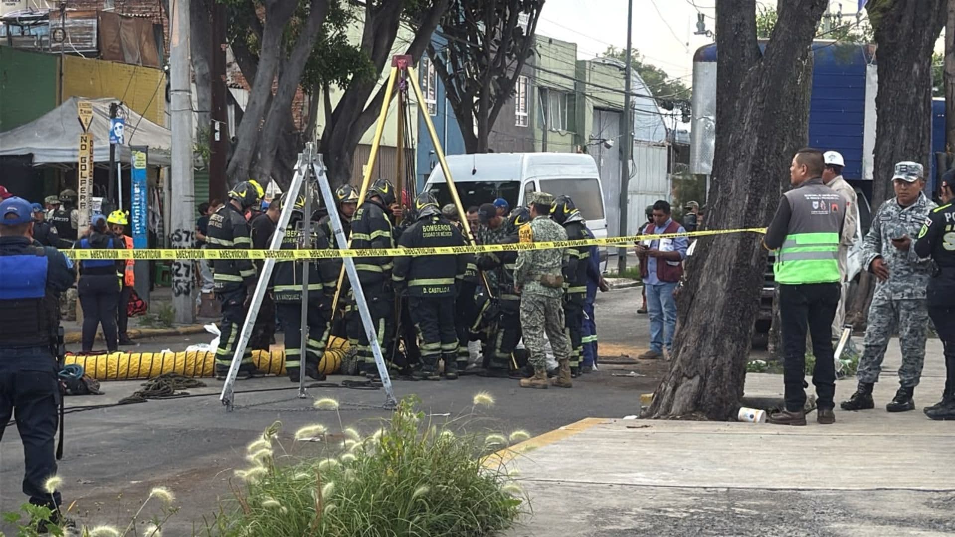 Servicios de emergencia atienden una presunta fuga de combustible en Iztacalco