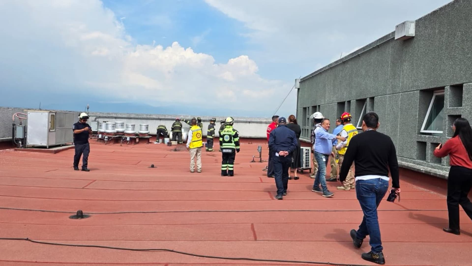 Personal de emergencia laborando durante fuga de gas en Centro Médico de Toluca