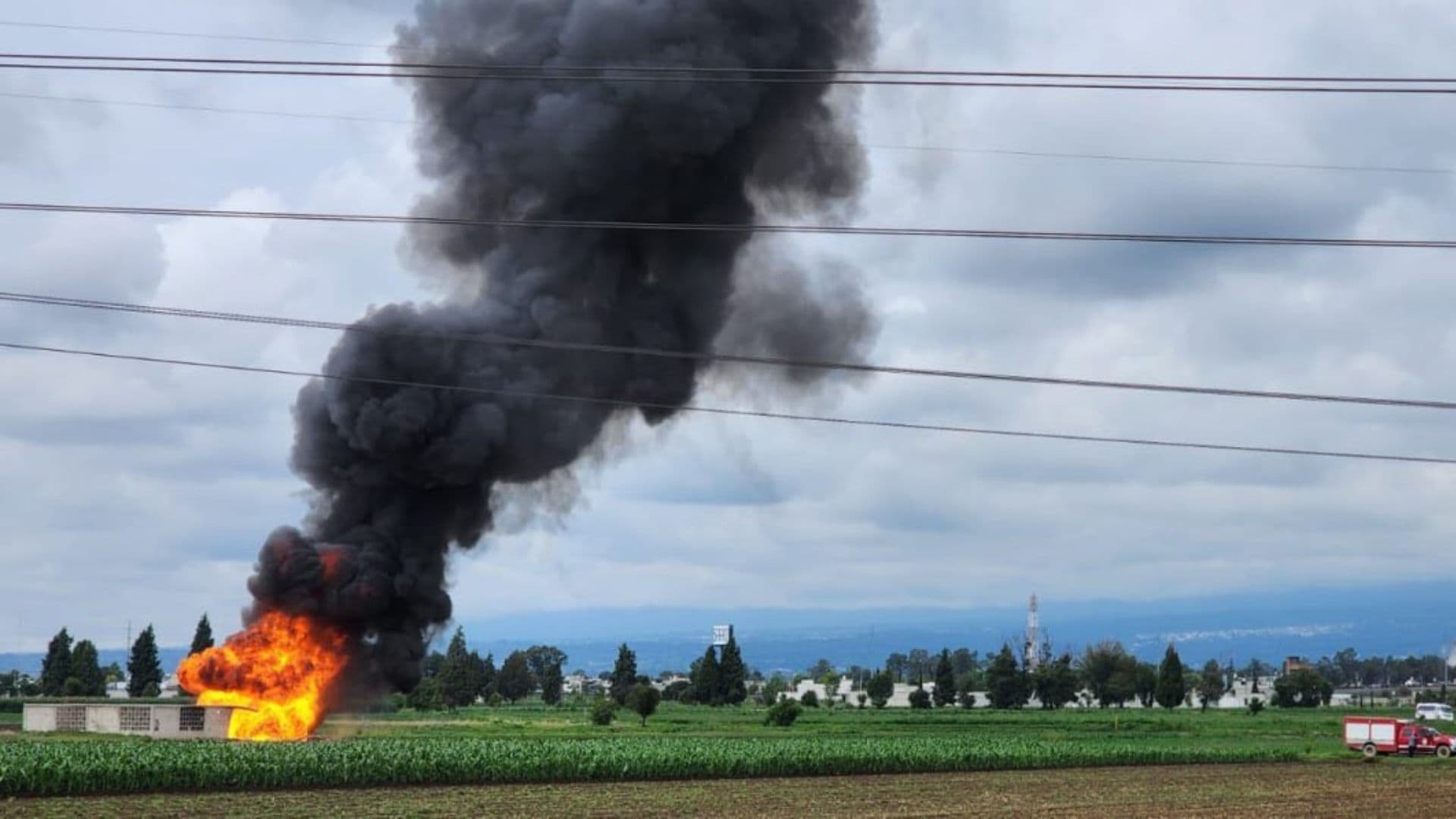 Quema controlada en San Baltazar Temaxcalac tras fuga de gas LP.