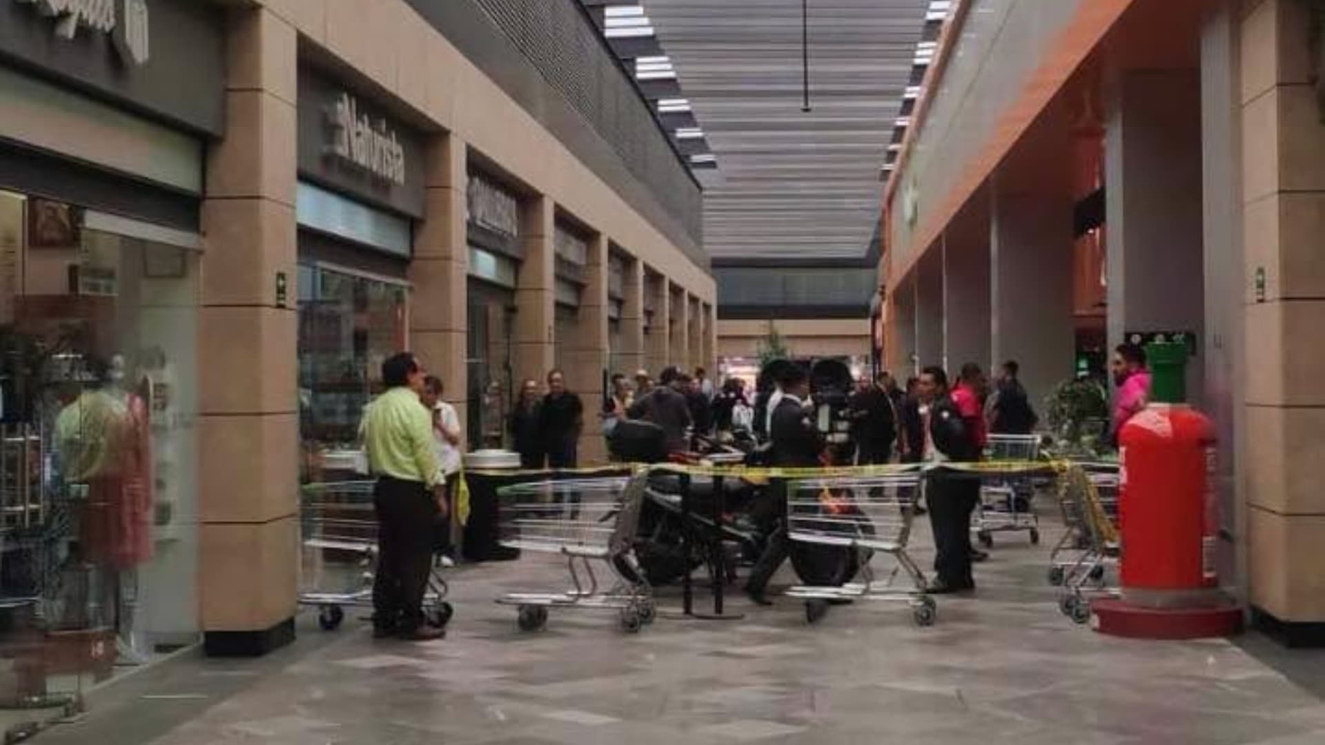 Evacúan Supermercado en Tlalnepantla, Edomex, por Fuga Sustancia Química Tóxica
