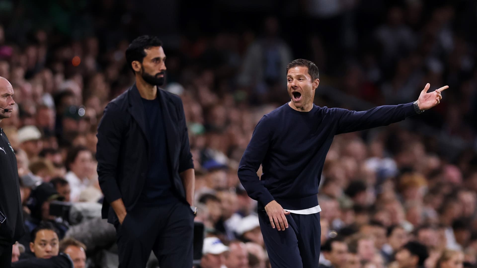 Álvaro Arbeloa y Xabi Alonso jugaron juntos en el Real Madrid y ahora son entrenadores rivales en la Liga Premier.