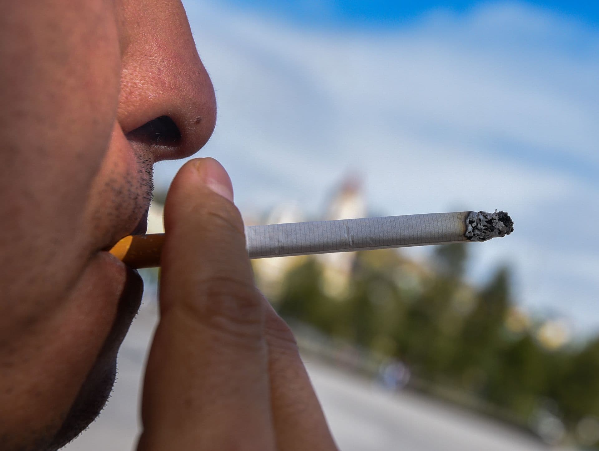 Hombre fuma cigarro